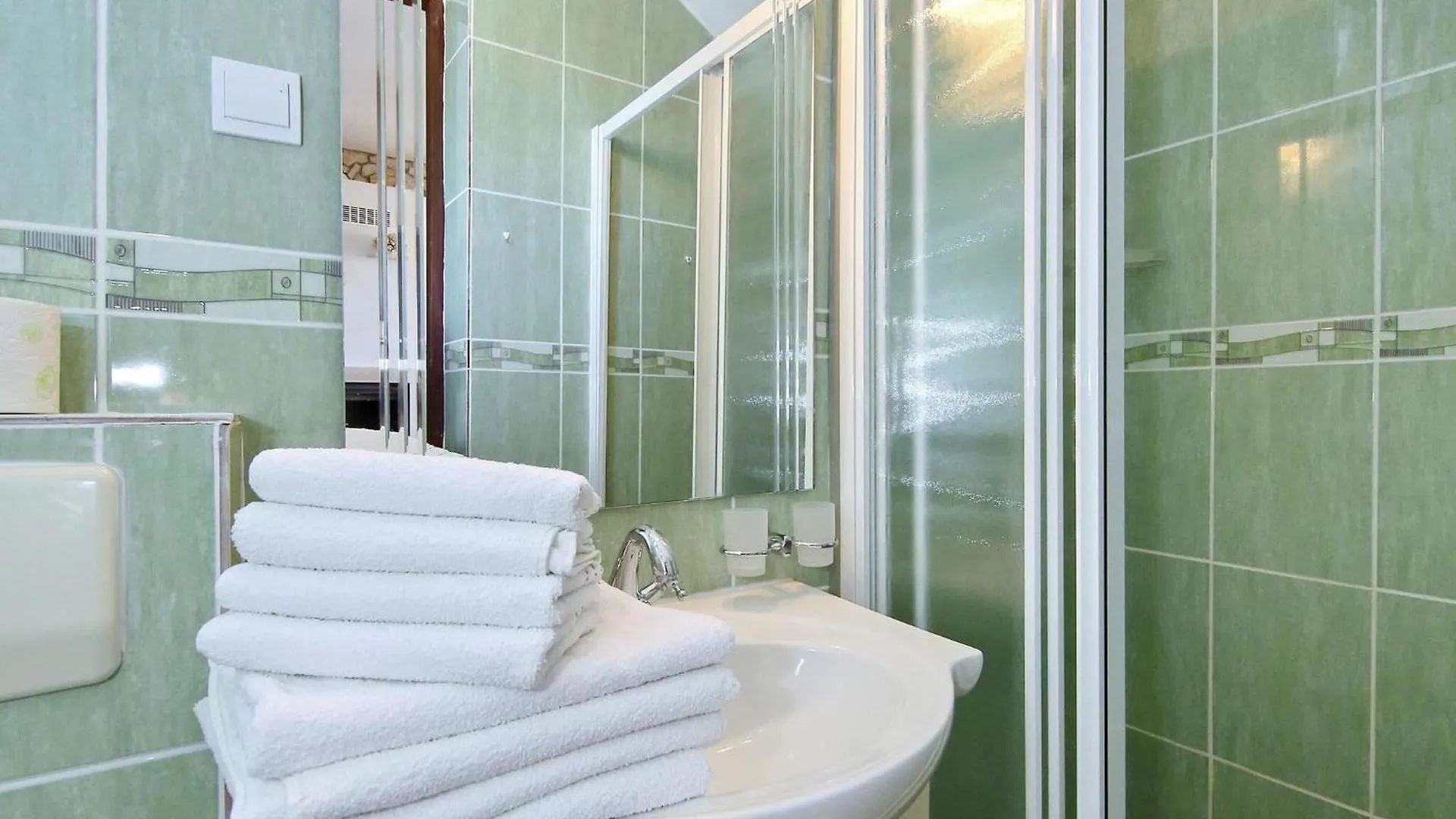 Beautiful Holiday Home With Private Pool, Nice Garden With Relax Area, Taverne Maslenica