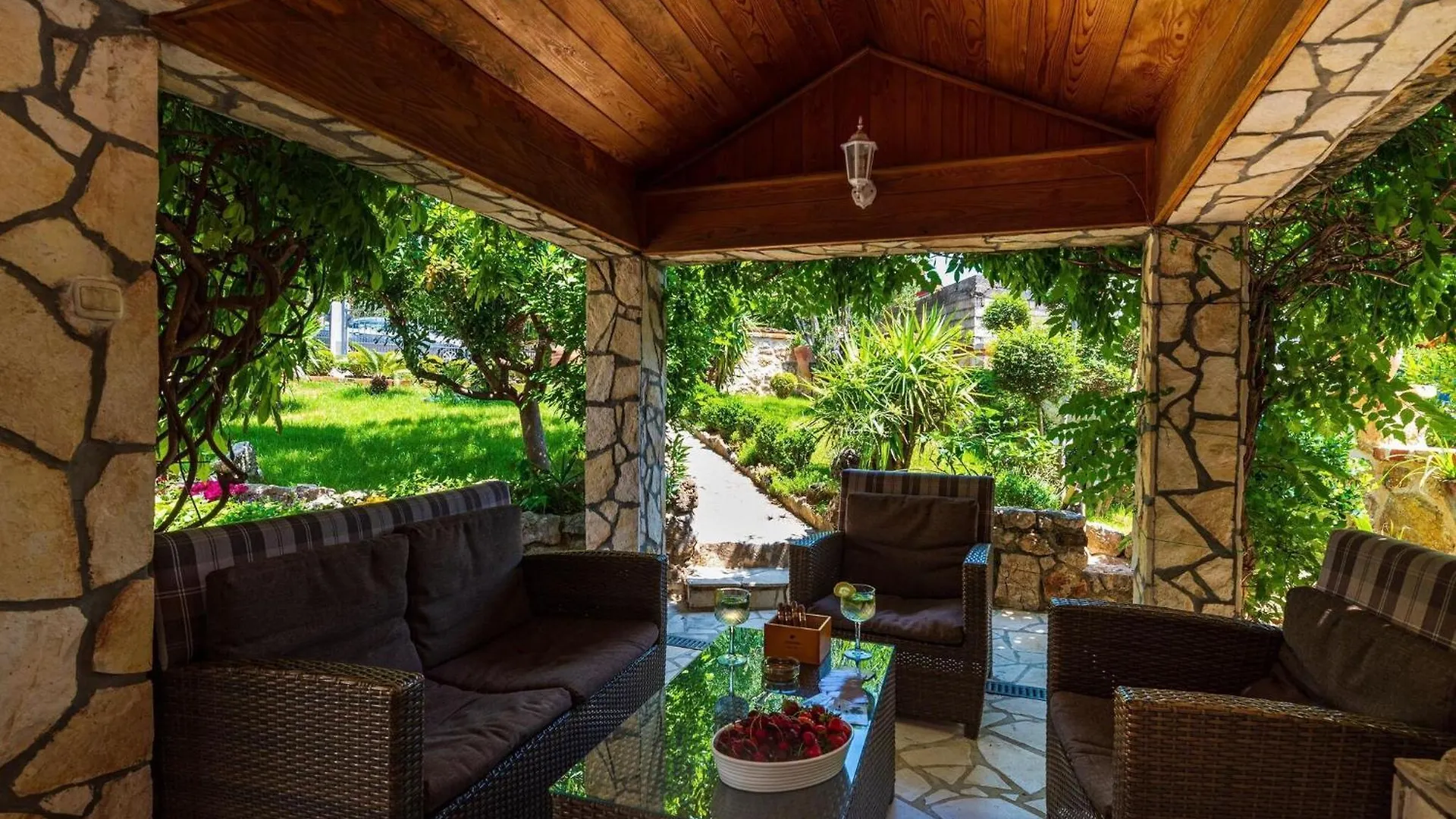 Beautiful Holiday Home With Private Pool, Nice Garden With Relax Area, Taverne Maslenica
